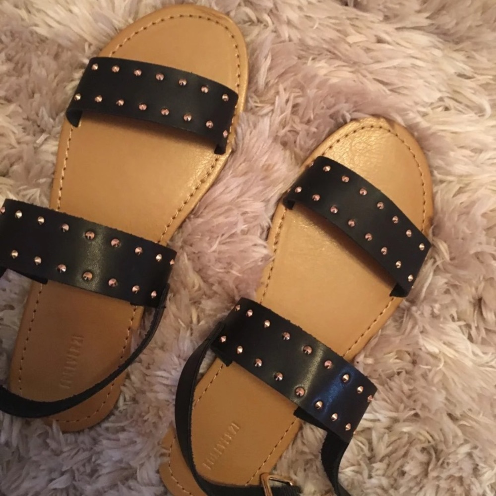 🤩NEW black studded sandals!